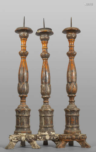 Tre candelieri in legno argentato a mecca, II