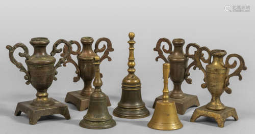 Quattro vasetti in bronzo e tre campanelli, sec.