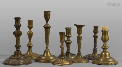 Otto candelieri in bronzo di forme e misure