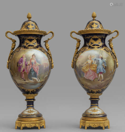 # Coppia di vasi in porcellana di Sevres decorati