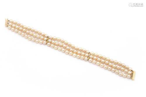Bracelet composé de trois rangs de perles de culture de même...