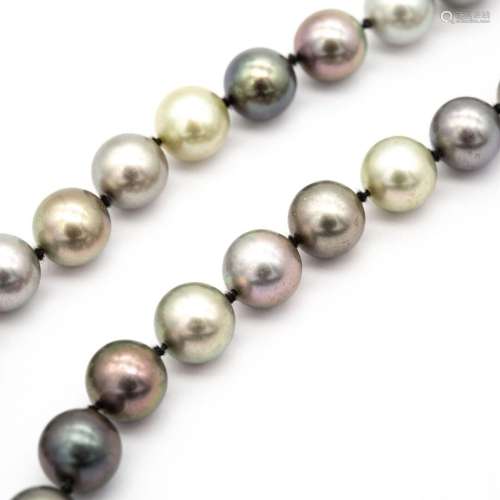 Collier un rang de perles grises disposées en chute (couleur...