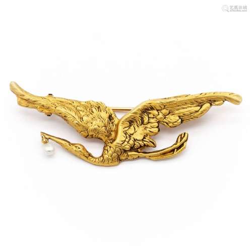 Broche en or jaune (750) 18K figurant une cigogne ailes dépl...