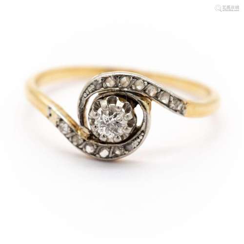 Bague deux ors 18 k (750) tourbillon griffé d'un diamant reh...