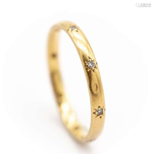 Anneau en or jaune (750) 18K ponctué de petits diamants. <br...