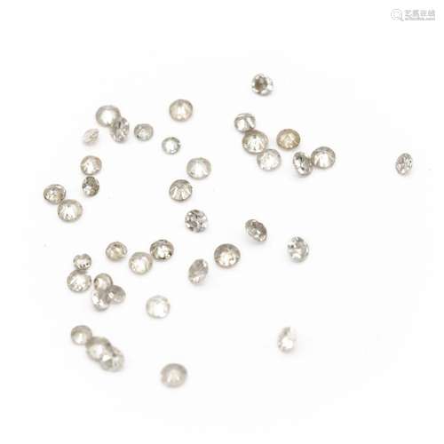 Lot de diamants taille roses et diverses pour un poids total...