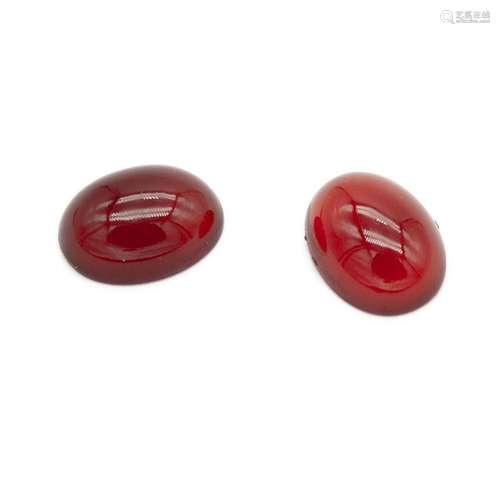 2 cornalines cabochons de 3,42 carats et 3,50 carats, soit u...