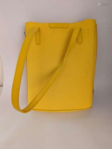 LANCEL. Sac besace en toile jaune. Fermetures éclairs sur le...