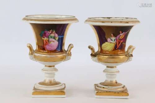 Paire de petits vases de forme Médicis en porcelaine de Pari...