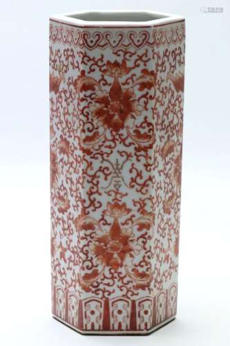 Vase droit à base hexagonale à décor rouge-orangé sur fond c...