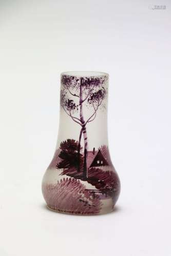 Vase miniature en verre émaillé d'un paysage. Comporte une s...