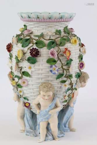 Vase de forme ovoïde en porcelaine à faux décor de vannerie ...