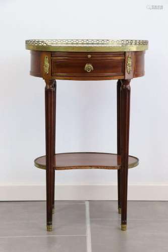 Petite table de salon ovale de style Louis XVI en bois natur...