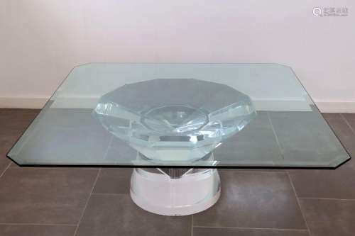Table basse composée d'un pied en plexiglas en forme de diam...