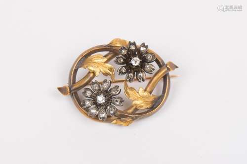 Broche en or jaune 750 millièmes et argent, à décor de fleur...