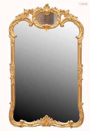 Miroir en bois doré à motifs de rinceaux. Style Rocaille, XX...