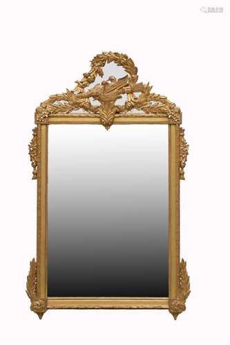 Miroir en bois doré, à décor de frises de perles et de lauri...