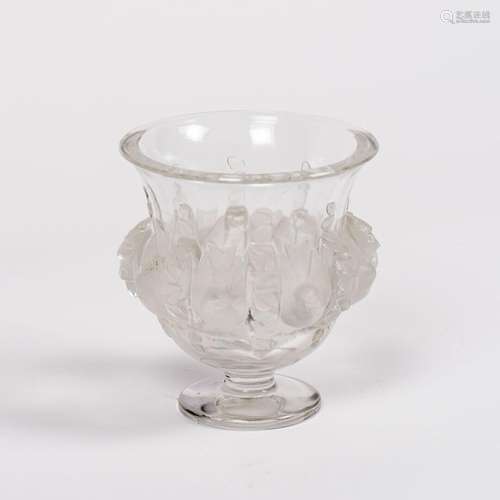 LALIQUE France. Vase en cristal en partie satiné à décor d'o...