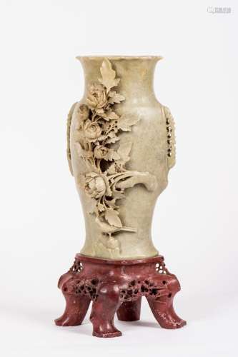 Grand vase en pierre de lard sculptée à décor d'un oiseau et...