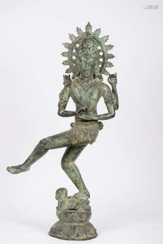 Sujet en bronze à patine verte représentant  Shiva debout et...