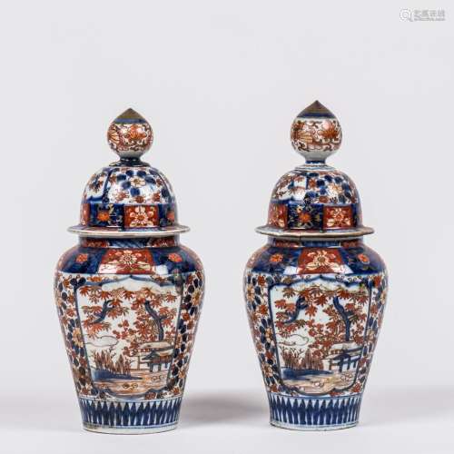Paire de potiches en porcelaine Imari. Japon XIXe (H : 34 cm...