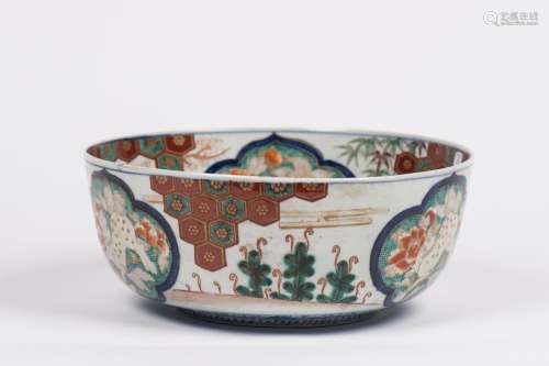 Grand plat creux en porcelaine Imari, ailes à décor de trois...