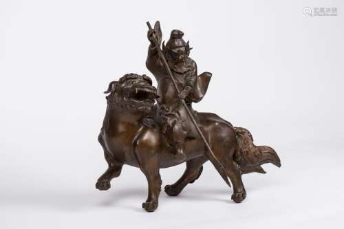 Cavalier armé d'une lance en bronze patiné monté sur un lion...