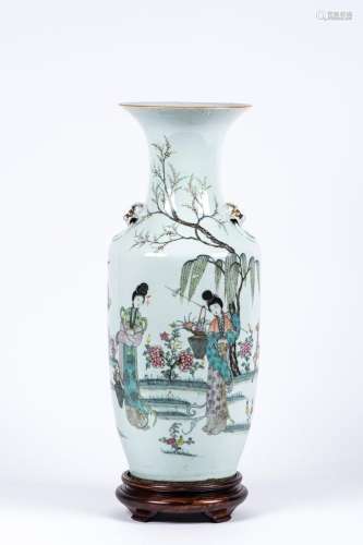 Grand vase balustre en porcelaine et émaux de style famille ...