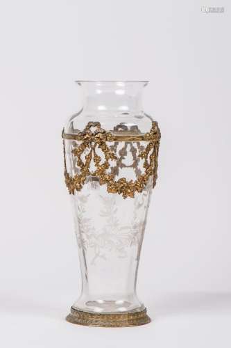 Vase balustre en cristal taillé à décor de paniers fleuris, ...