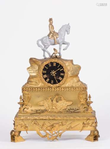 Pendule en bronze doré sur le thème napoléonien, le cadran à...