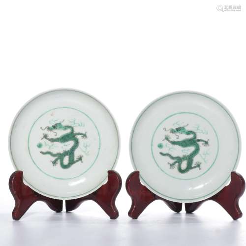 A PAIR OF GREEN-GLAZED 'DRAGON' DISHES.MARK OF CHENGHUA