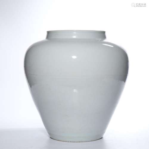 A WHITE-GLAZED JAR.MING PERIOD