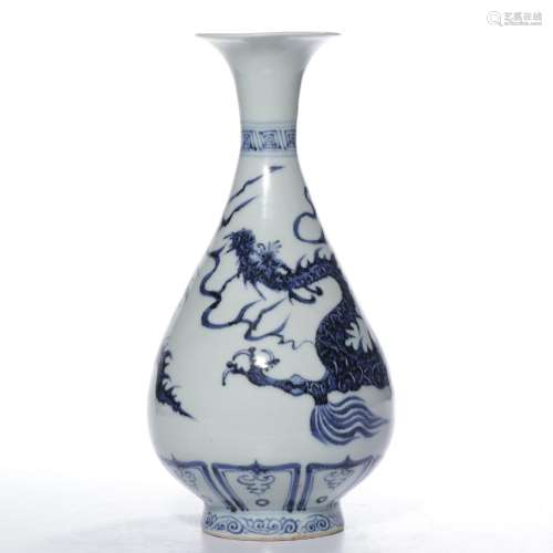 A BLUE AND WHITE 'DRAGON' VASE.YUAN DYNASTY