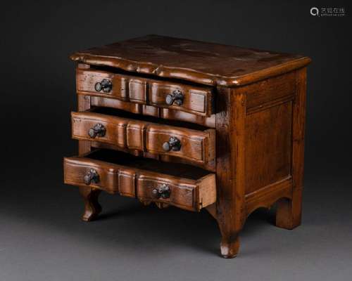 COMMODE miniature à façade arbalète <br />
Elle ouvre par tr...