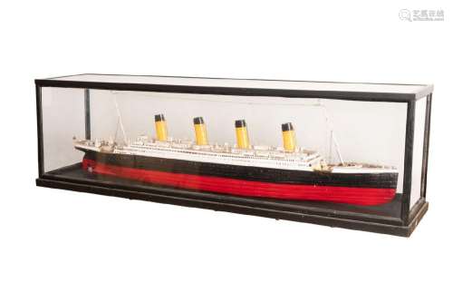 Maquette du RMS Titanic en métal et bois peint.<br />
Sous s...