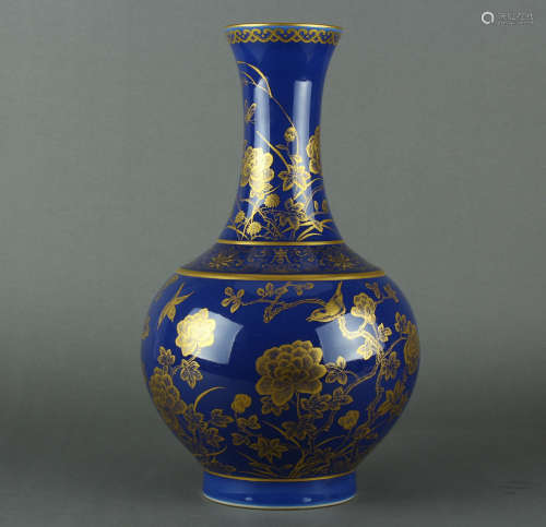 QING DYNASTY - LONG NECK VASE WITH FLOWER PATTERN AND GOLD P...