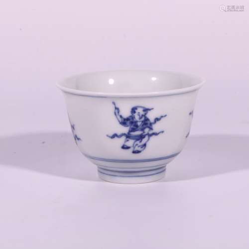 baby play blue and white tea cup