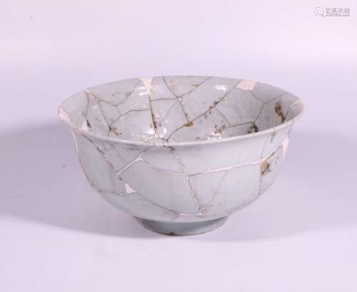 White-glazed dragon bowl