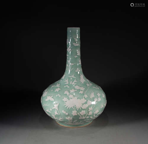 QING DYNASTY - PORCELAIN VASE WITH WHITE FLOWERS CARVED IN P...