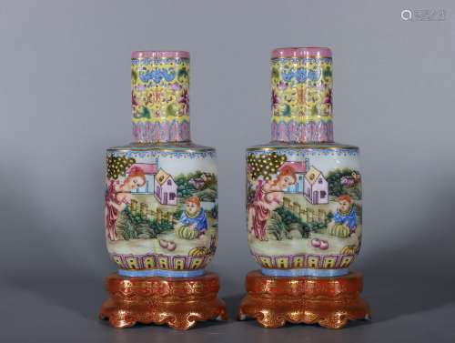 A pair of enamel colored yellow ground drawing gold Tongjing...