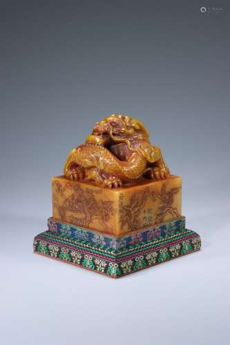 Shoushan stone carving dragon spit pearl and jade seal