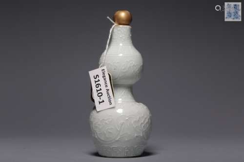 White-glazed flower gourd-shaped snuff bottle