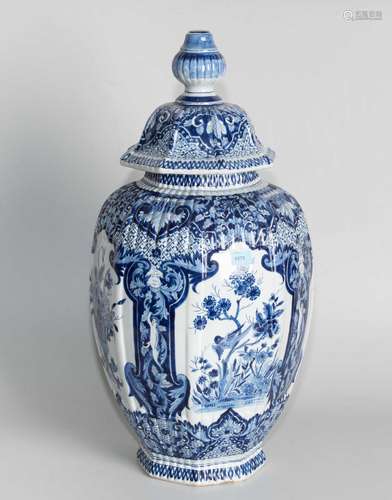 Delft, Deckelvase