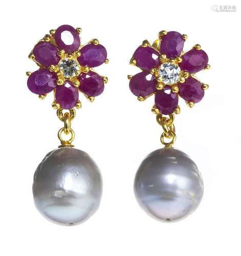 *Boucles d'oreilles à motif de fleurs<br />