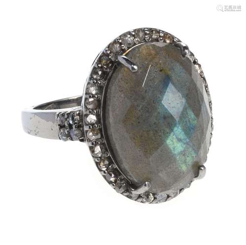 *Bague sertie d'une labradorite facett