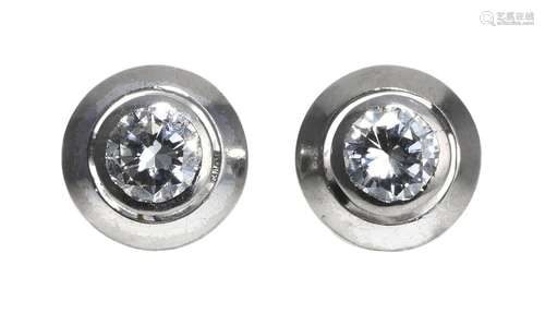 Clous d'oreilles sertis de diamants (e