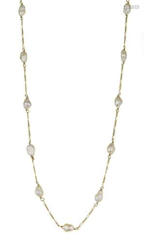 Collier ponctué de perles baroques<br />
Tr