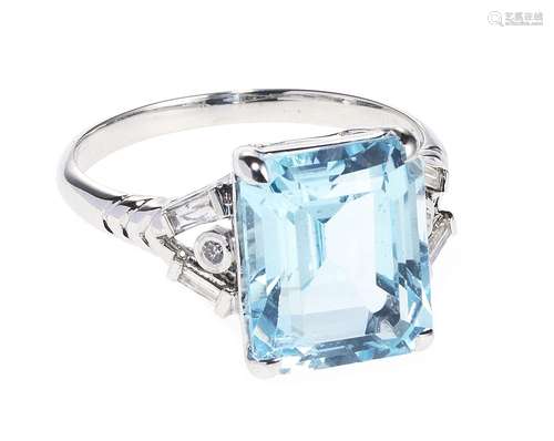 *Bague sertie d'une topaze bleue taill