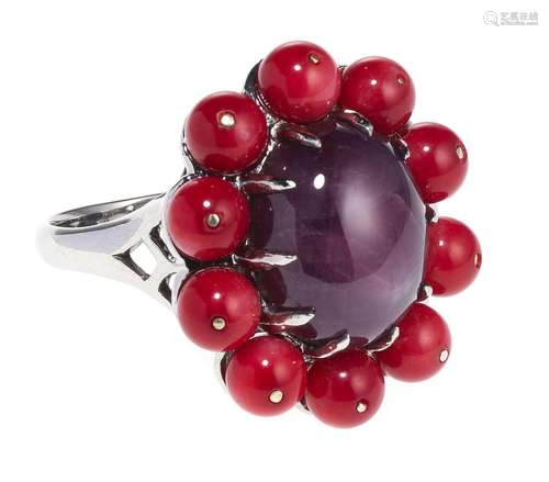 *Bague sertie d'un rubis taille caboch