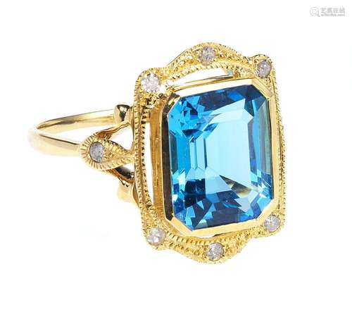 *Bague sertie d'une topaze bleue taill